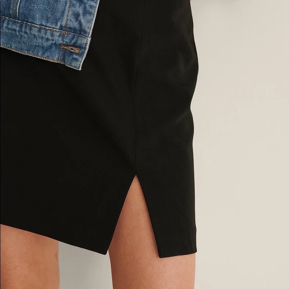 NA-KD Black mini skirt with a slit